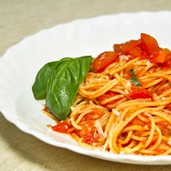 Pizzaman - Espaguetis con tomate fresco, salsa de tomate y albahaca..