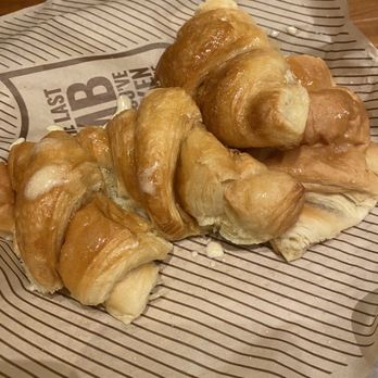 Cheddar's Scratch Kitchen - Honey Butter Croissants - Comfort Food Near Me - Pflugerville, Texas