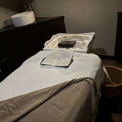 Li's Massage Therapy and Reflexology - Head spa table