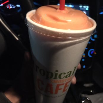 Tropical Smoothie Cafe - HUGE smoothie! They didn't ask me what size I wanted so I guess this is the standard????? - Juice Bars & Smoothies Near Me - Southfield, Michigan