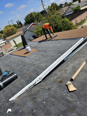 Juniors Roofing Logo