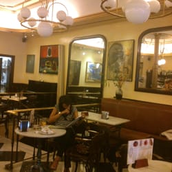 Novelty - Interior donde casi siempre hay alguien leyendo, el silencio de este sitio conparado a otros bares mola.