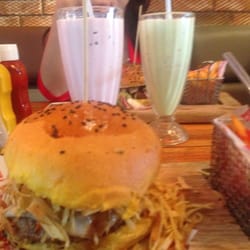 Psss Psss es una hamburguesa buenísima y la malteada de fresa la recomiendo cañón