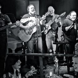 Artliners Berlin - Lazy Sunday is funday! Come to our open stage music session, it takes place every Sunday from 19-22h. Bring your instruments and play along!