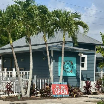 bullig  - Parking lot area - Cafes Near Me - Fort Myers, Florida