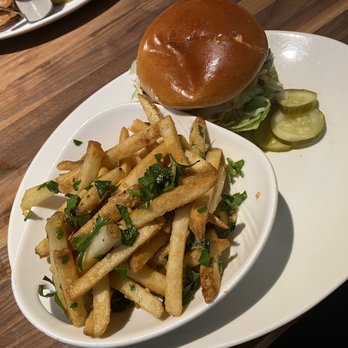 Yard House - Chicken Grilled Chicken & Avocado Sandwich & Garlic fries - New American Near Me - Orlando, Florida