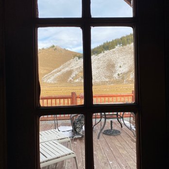 Redfish Riverside Inn - Before the snow - Hotels Near Me - Stanley, Idaho