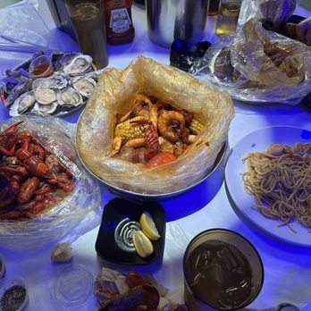 Ocean 9 Crab - The atmosphere is great, food is so so. The shezhuang flavor is very unique and good. Oysters in promotion is delicious too. - Seafood Near Me - Milpitas, California