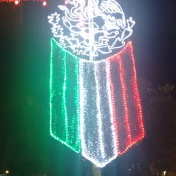 Palacio del Gobierno del Estado Zona Norte - Como no pasar y ver los adornos patrios