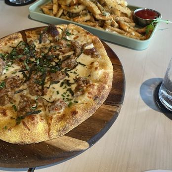 Upstairs Bar & Lounge - Pizza and fries - Lounges Near Me - Houston, Texas Upstairs Bar & Lounge - Pizza and fries - Lounges Near Me - Houston, Texas