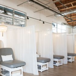 FACE FOUNDRIÉ - Phoenix - Open Concept Service Areas