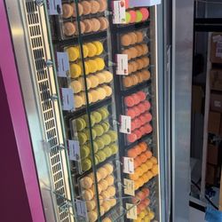 Le Macaron French Pastries