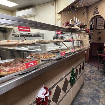 Illiano's Pizzeria - Pizza Near Me - Meriden, Connecticut