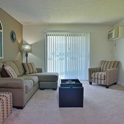 Great Oaks Apartments - Living Room