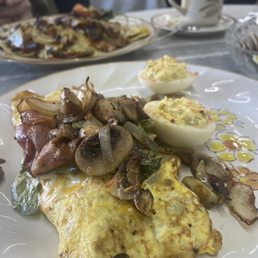 My omelet build: mushrooms, onions, spinach, bacon. My omelet build: mushrooms, onions, spinach, bacon.