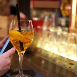 Gees Bar & Brasserie - 友達のカクテルはオレンジリキュールとスパークリングワイン これは超オシャレで美味しそうでした。