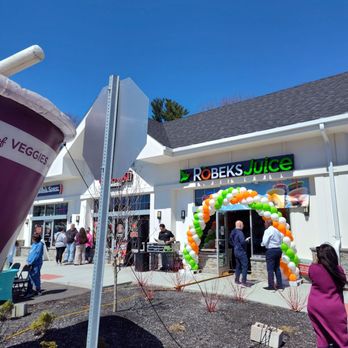 Robeks - Entrance on opening day with balloons and DJ - Juice Bars & Smoothies Near Me - Avon, Connecticut Robeks - Entrance on opening day with balloons and DJ - Juice Bars & Smoothies Near Me - Avon, Connecticut