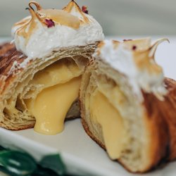 Freya - Nordic Baking & Kaffe - Lemon curd & meringue croissant