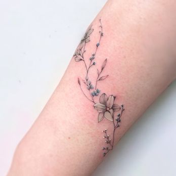 Paw Tattoo - Flower bracelet - Tattoo Near Me Paw Tattoo - Flower bracelet - Tattoo Near Me