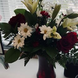 Hooray's From Hollywood - Main daisy is missing petals... the less creative flower arrangement I have ever seen.