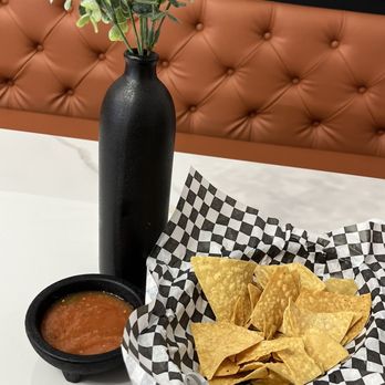 Mariscos Y Tacos Los Puercos - Chips and salsa - Mexican Near Me - Bakersfield, California