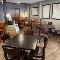 Seal Beach Winery - Tasting room décor