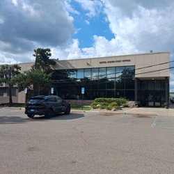 US Post Office - Today I work in 2 ladies out in the hallway talking about personal problems it's 5 pm the door close I ask if they close lady say she gone m