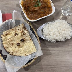 Kurrys at Troy - Garlic naan, chicken vindaloo