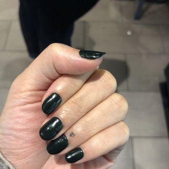 Nails On Yonge - Dark green shellac refill Really good quality, no chips for the entire 2 weeks! - Nail Salons Near Me - Toronto, Ontario