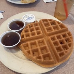 Mamas Daughters Diner - Waffle with syrup