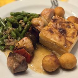 Restaurace U Marčanů - Špízy, francouzske brambory, zelené fazole, a chléb. (Shish Kabob, potatoes au gratin, green beans, and bread)