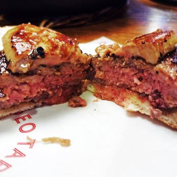 Tapeo - Hamburguesa de Ternera Gallega con Foie [Beef Burger with Foie & Mushroom Mayo] - Tapas Bars Near Me - Barcelona, B