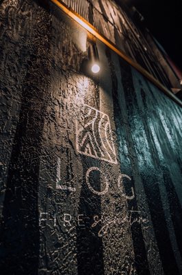 Log Restaurant by null