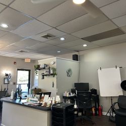 Salon Aponte - Desk area