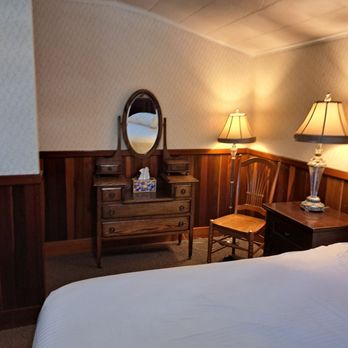 Miranda Gardens Resort - Vintage Bedroom with Classic Vanity and Warm Lighting - Resorts Near Me - Miranda, California