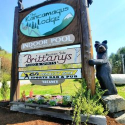 Kancamagus Lodge - Main street sign