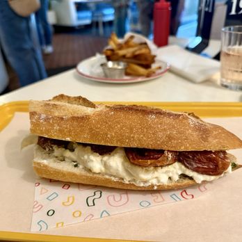 Le Burger 4304 - Fromage et Tomate - Beer Bar Near Me - Minneapolis, Minnesota Le Burger 4304 - Fromage et Tomate - Beer Bar Near Me - Minneapolis, Minnesota