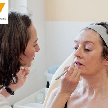 Winkels Akademie - Im Kosmetikunterricht - Cosmetology Schools Near Me - Berlin, BE