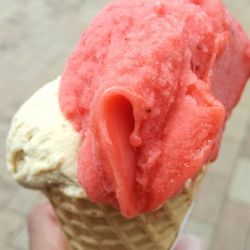 Massimo's Gelateria - 2 Sorten in der Waffel (6,50$), Coffee & Strawberry