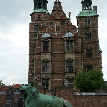 Rosenborg - Lion statues guard the entrance. - Museums Near Me - København K, 84 Rosenborg - Lion statues guard the entrance. - Museums Near Me - København K, 84