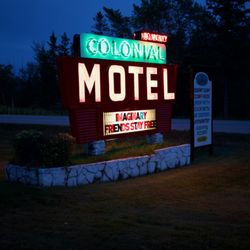 Colonial Motel - Neon at night