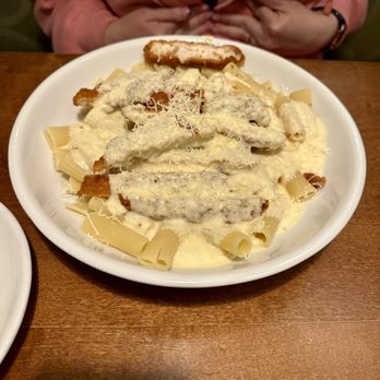 Olive Garden Italian Restaurant - Spaghetti Alfredo with chicken - Italian Near Me - Tucson, Arizona Olive Garden Italian Restaurant - Spaghetti Alfredo with chicken - Italian Near Me - Tucson, Arizona