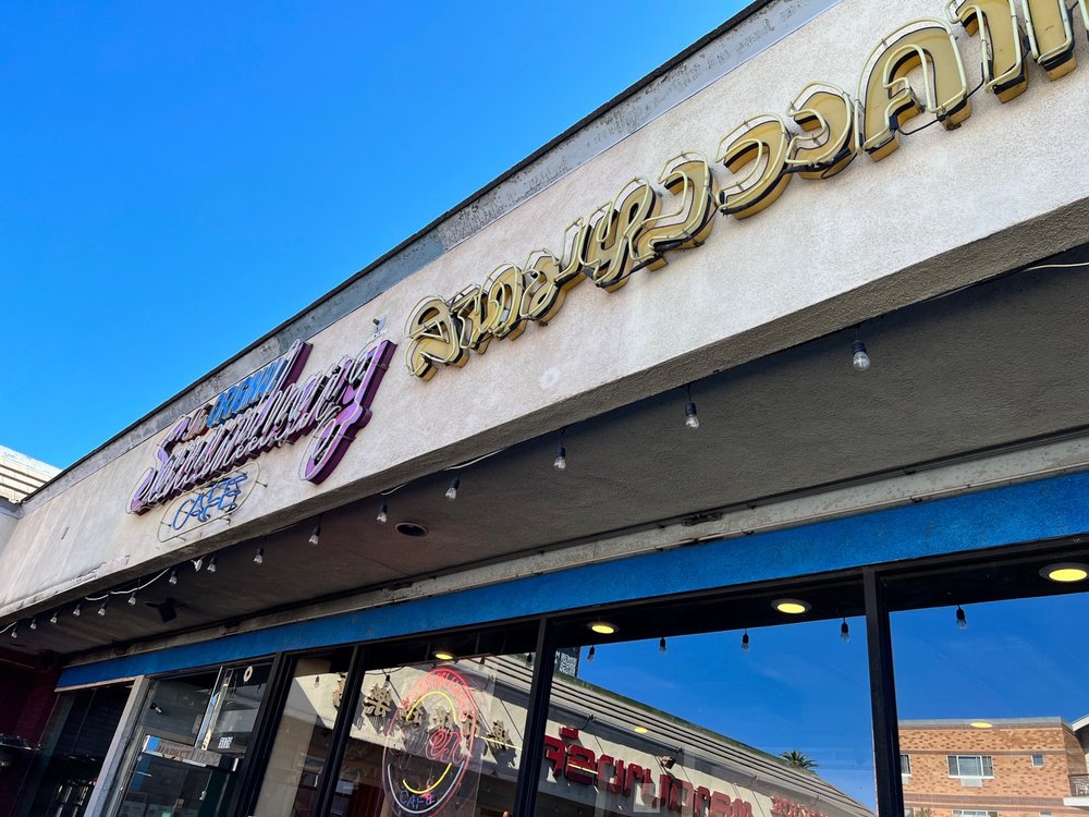 Sanamluang Cafe Hollywood