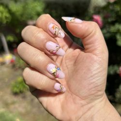 Alison Nicole Nail Company - Spring flower design with gold chrome
