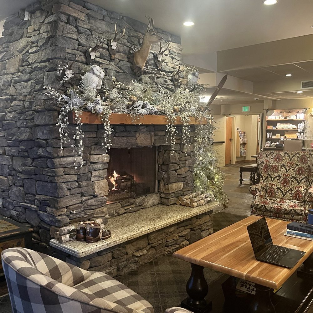 Bavarian Lodge - The lounge with the cozy fireplace - Hotels Near Me - Leavenworth, Washington Bavarian Lodge - The lounge with the cozy fireplace - Hotels Near Me - Leavenworth, Washington