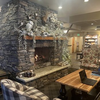 Bavarian Lodge - The lounge with the cozy fireplace - Hotels Near Me - Leavenworth, Washington Bavarian Lodge - The lounge with the cozy fireplace - Hotels Near Me - Leavenworth, Washington