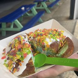 Cotton candy quackwich with marshmallow and fruity pebbles on top
