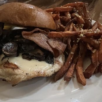 Broken Oar Restaurant - Chicken Sandwich w Bacon - American Near Me - Moab, Utah
