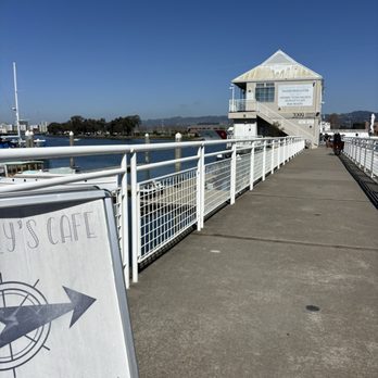 Mosley's Cafe - Walkway to entrance - Cafes Near Me - Alameda, California