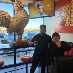 Urban Bird Hot Chicken - El pollo decoration